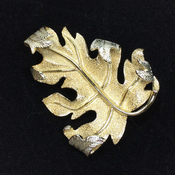 Signed Sarah Coventry WINDFALL 1962 Oak Leaf Gold Tone Pin Brooch