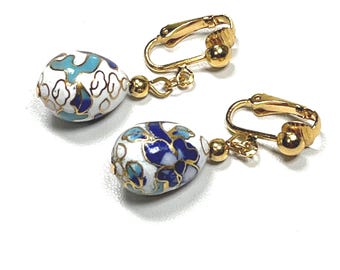 Boucles d'oreilles clip cloisonnées vintage bleu et blanc en émail floral en forme d'oeuf
