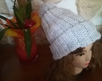 Bonnet femme avec pompon au crochet