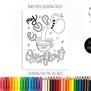Może przedstawiać: Czarno-biała strona do kolorowania przedstawiająca kubek przelewający się cieczą wylewającą się z dzbanka. Tekst "my cup overflows!" jest napisany fantazyjnym fontem. Strona do kolorowania nosi tytuł "Bible Verse Coloring Sheets" i zawiera tekst "Coloring Fun for All Ages!"