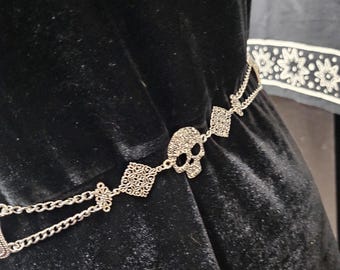 Czaszka i łańcuch w stylu gotyckim steampunk rockowym z motywem czaszki na motocyklu