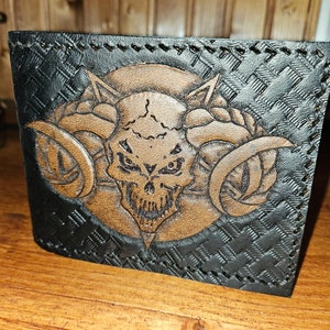 cráneo con cuernos con pentagrama en el fondo cartera de cuero hecha a mano