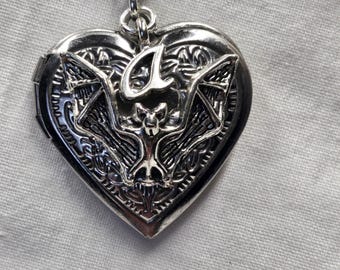 Edelstahl Vampir Fledermaus Medaillon mit einem ersten Unisex Medaillon Gothic Steampunk personalisiert
