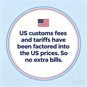 Pu&ograve; includere: Un grafico circolare con sfondo azzurro che presenta una piccola icona della bandiera degli Stati Uniti in alto. Il testo recita: US customs fees and tariffs have been factored into the US prices. So no extra bills. Il design presenta bordi rossi e blu.