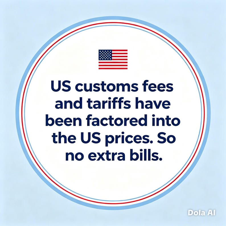 Pu&ograve; includere: Un grafico circolare con sfondo azzurro che presenta una piccola icona della bandiera degli Stati Uniti in alto. Il testo recita: US customs fees and tariffs have been factored into the US prices. So no extra bills. Il design presenta bordi rossi e blu.
