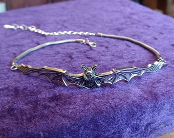 Vampire bat choker