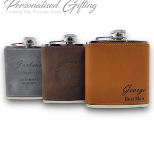 Può includere: Tre fiaschette personalizzate in pelle grigia, marrone e beige. La fiaschetta grigia è incisa con "Jackson" e "GROOMSMAN 28.09.2024". La fiaschetta marrone ha "JAMES NICHOLSON 27TH SEPT 2024". La fiaschetta beige è incisa con "George Best Man".