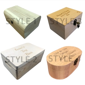 Könnte beinhalten: Vier verschiedene Stile von Holzkisten mit graviertem Text. Die Kisten sind aus hellem Holz und haben eine natürliche Oberfläche. Der Text auf den Kisten enthält Namen, Daten und Sätze wie "Secret Keeprake Box" und "Loving Memories".