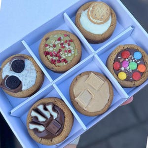 Lyxig kakask x6 | Fyllda kakor i NYC-stil | Gourmet presentask med chokladchipskakor i Storbritannien | Födelsedagsgodislåda | Handgjorda kakor med leverans
