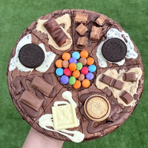 Gâteau pizza brownie postal avec saveurs variées, cadeau d'anniversaire parfait et cadeau comestible personnalisé occasionnel