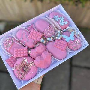 Cakesicles | Gâteaux d'anniversaire | Boîte à friandises | Joyeux anniversaire personnalisé | Cadeau fête des mères | Coffret cadeau | Cakesicle et coeur géométrique | Donut