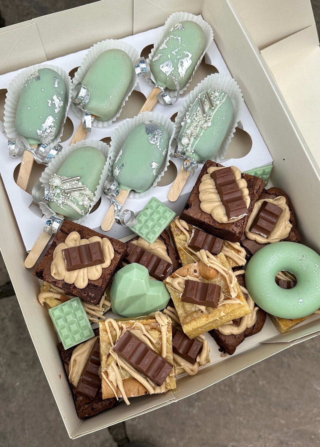 Cakesicles Brownies Blondies party Pack Dessert Table Ideas Grazing