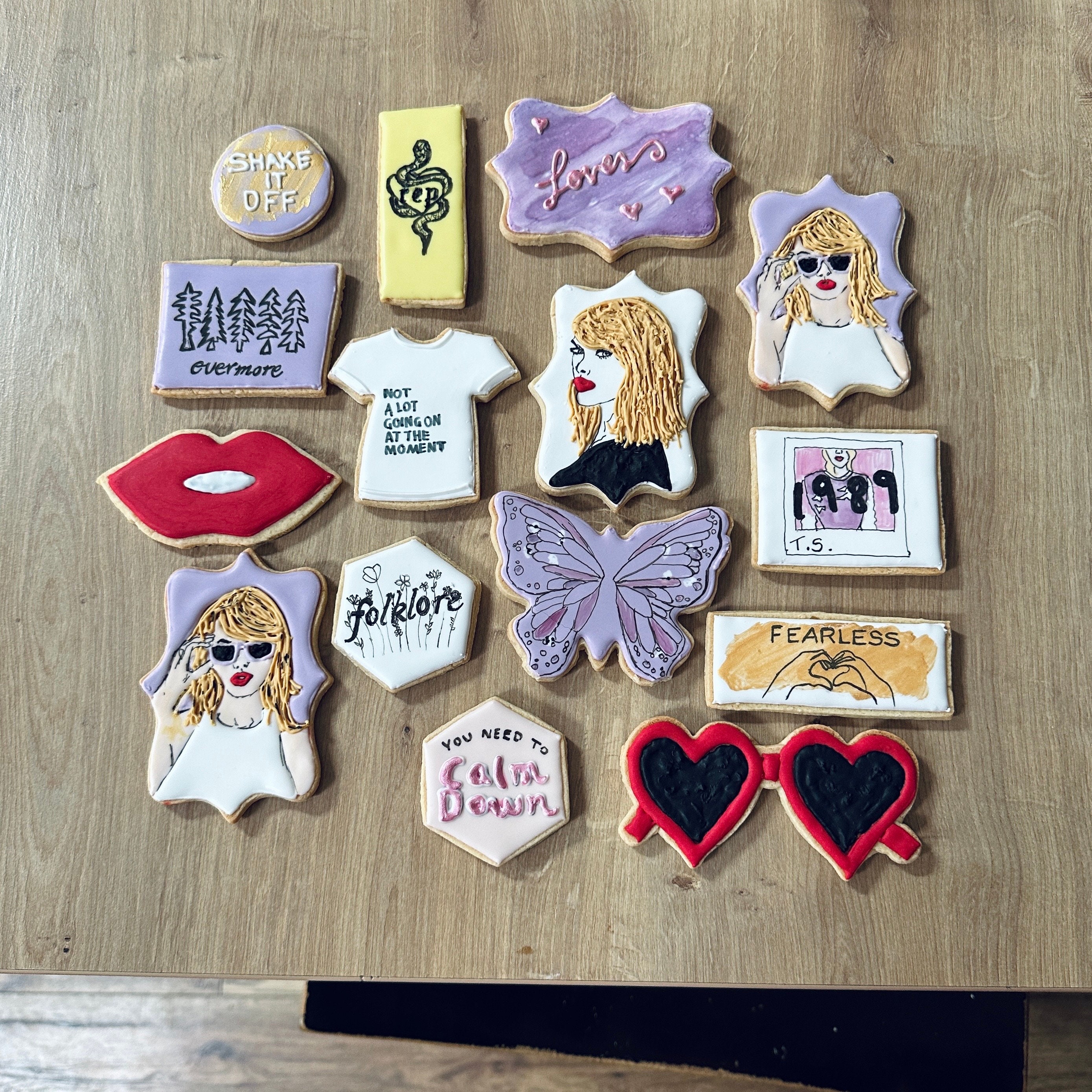 Swiftie cookies 🎶 #cookiesbychelsea #cookiedecorating #homebaker