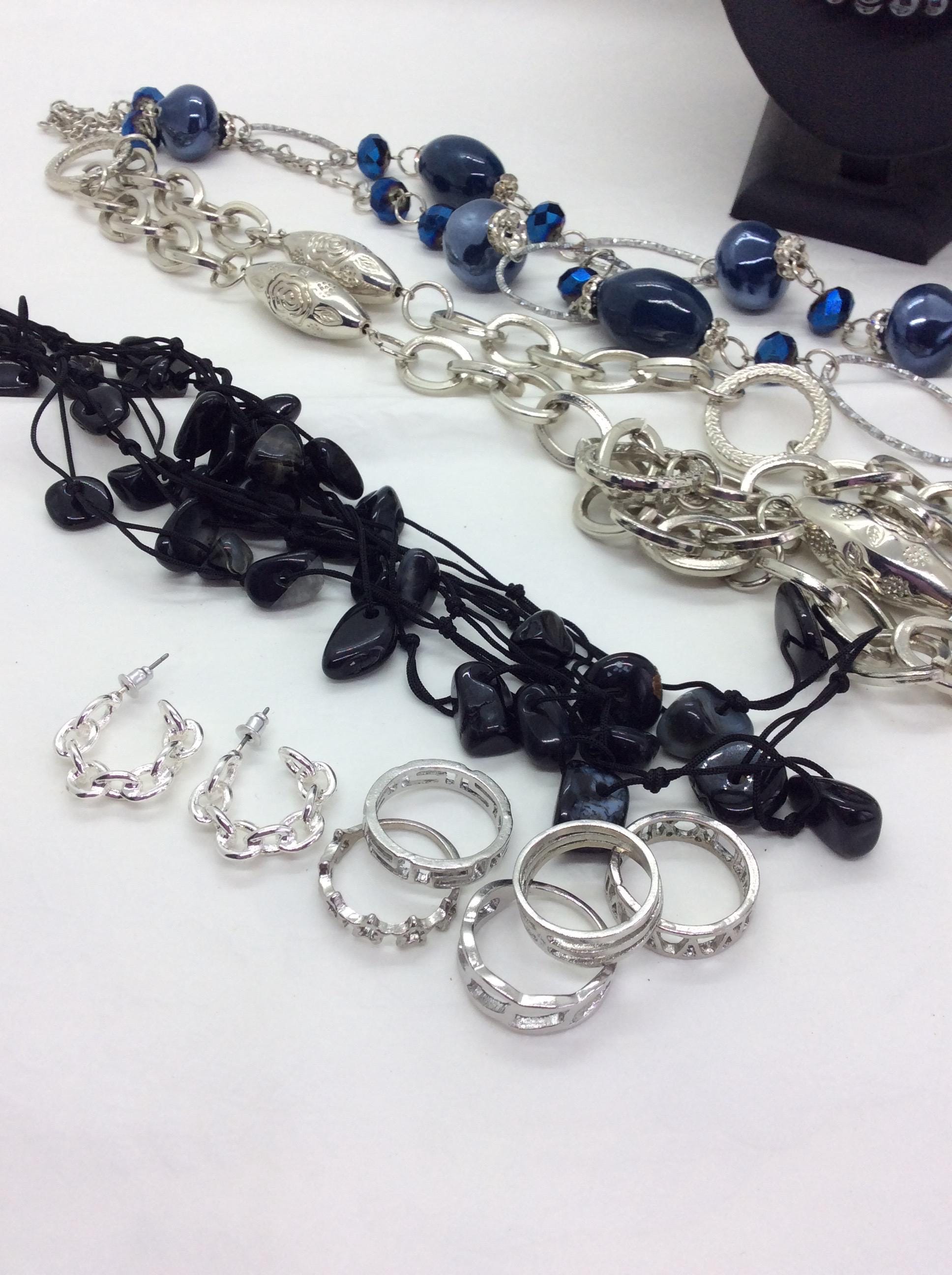 Lot De 25 Bijoux Fantaisie - 4 Colliers + 21 Boucles D'oreilles - Neuf Sans Emballage