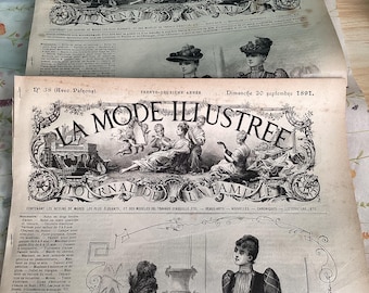 Pode incluir: São exibidas duas revistas de moda francesas antigas, "La Mode Illustrée," de 1891. As ilustrações em preto e branco retratam mulheres elegantes e designs de moda detalhados. As revistas estão abertas, mostrando artigos e obras de arte.
