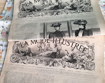 Pode incluir: São exibidas duas revistas de moda francesas antigas, "La Mode Illustrée", de 1891. As capas apresentam ilustrações detalhadas de mulheres com roupas de época e elementos decorativos. As páginas mostram texto e mais ilustrações.