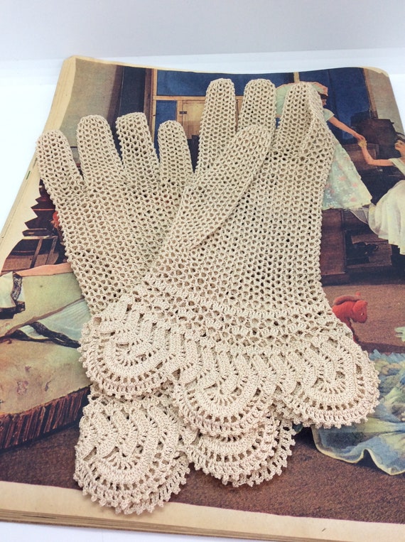 Vintage Gauntlet cream Crochet Day Gloves size 6 … - image 5