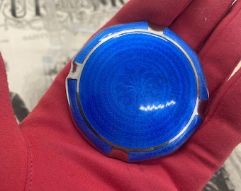 Polvera vintage de esmalte guilloché azul vibrante.