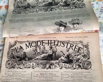Pode incluir: Dois jornais franceses antigos, "La Mode Illustrée," de 1891, são exibidos. Apresentam ilustrações e texto detalhados, com imagens de mulheres com chapéus. As páginas estão envelhecidas, sobre uma superfície com padrão floral.