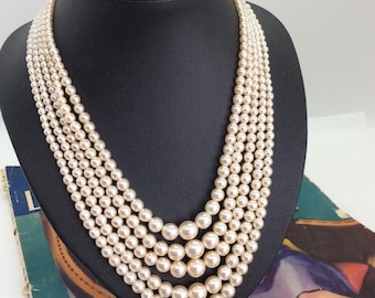 Precioso collar vintage auténtico de los años 40 de 5 hileras de perlas de imitación con cierre de diamantes de imitación.