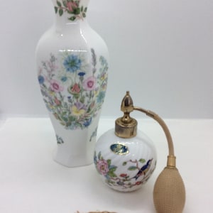 Mooie vintage parfumfles verstuiver en vaas van Aynsley