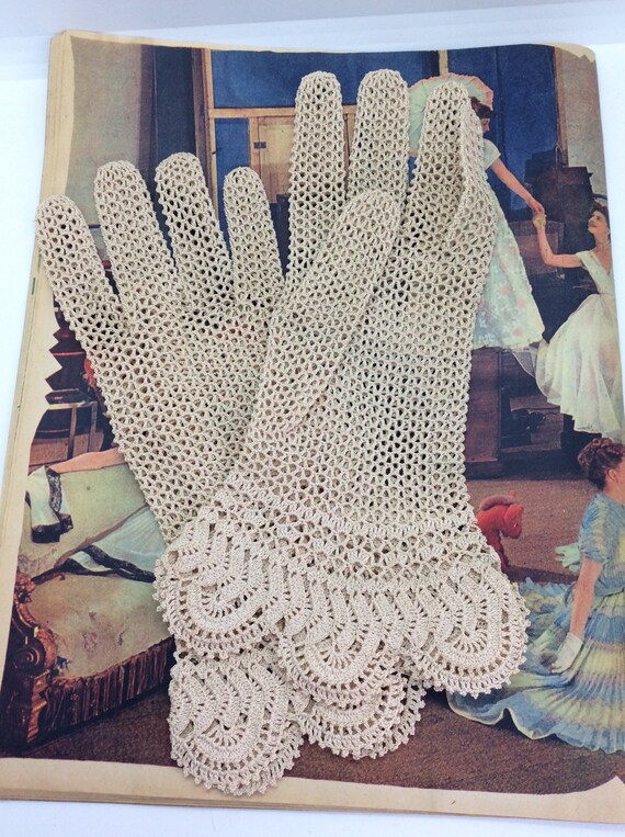 Vintage Gauntlet cream Crochet Day Gloves size 6 … - image 4