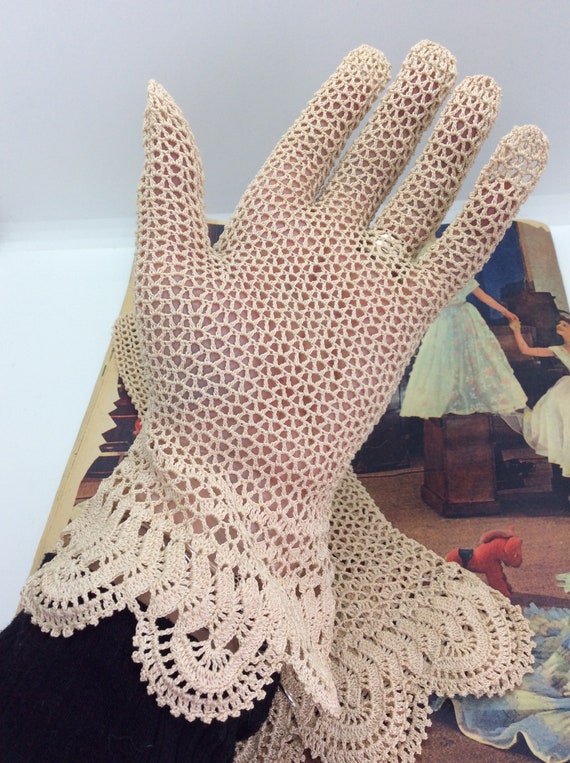 Vintage Gauntlet cream Crochet Day Gloves size 6 … - image 2