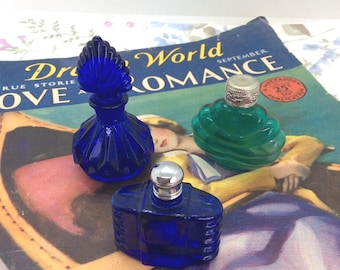 3 małe buteleczki perfum w stylu vintage, niebieskie i zielone