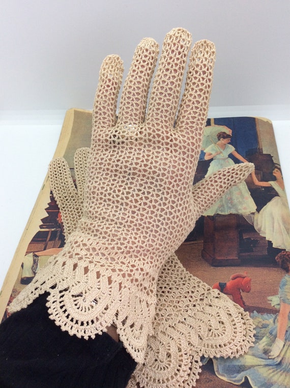 Vintage Gauntlet cream Crochet Day Gloves size 6 … - image 1