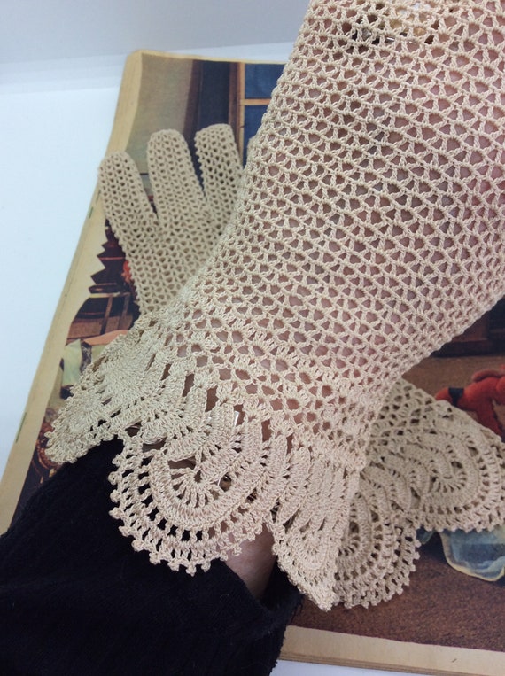 Vintage Gauntlet cream Crochet Day Gloves size 6 … - image 3