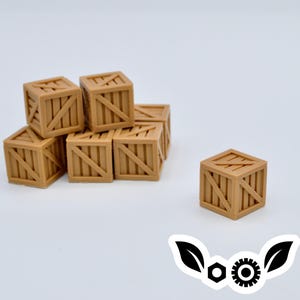 Puede incluir: Una pila de ocho pequeñas cajas de madera marrón. Las cajas son todas del mismo tamaño y forma, y están dispuestas en forma de pirámide. Las cajas están hechas de madera sin tratar y tienen un aspecto sencillo y rústico.