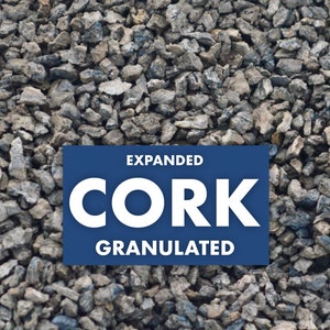 Könnte beinhalten: Nahaufnahme eines Haufens expandierter Korkgranulate. Die Granulate sind hellbraun und haben eine raue Textur. Der Text "EXPANDED CORK GRANULATED" ist auf einem blauen Rechteck aufgedruckt.