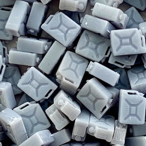 Op de afbeelding: Een close-up van een stapel grijze plastic jerrycans. De jerrycans zijn allemaal even groot en hebben dezelfde vorm, en ze zijn op elkaar gestapeld.