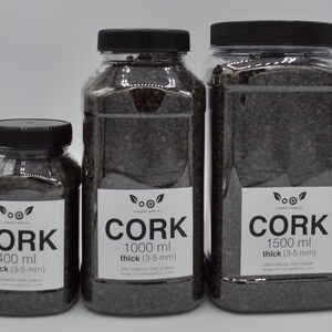 May include: Three clear plastic jars filled with brown cork bark pieces. The jars are labeled with the text "Cork" and the volume of cork bark in each jar: 400 ml, 1000 ml, and 1500 ml. The text also indicates the thickness of the cork bark pieces: 3-5 mm.