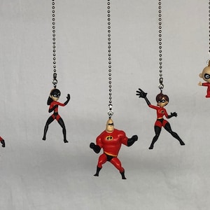 Può includere: Cinque figurine di supereroi rosse e nere appese a catene argentate. Le figurine sono di Mr. Incredible, Elastigirl, Violet, Dash e Jack-Jack.