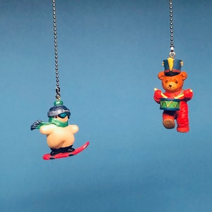Weihnachtsdeko Deckenventilator/Lichtzugketten - Bruder Schneemann Snowboarding & Kleiner Trommler Bär