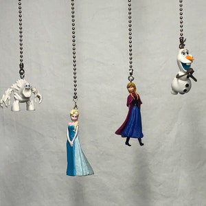 Könnte beinhalten: Vier Lüfterzugketten mit Figuren aus Frozen. Die Ketten sind silberfarben und zeigen Olaf, Elsa, Anna und Sven.