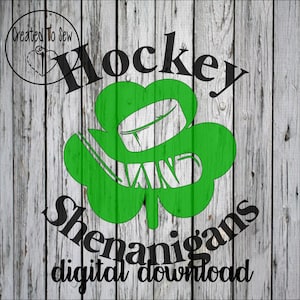 Puede incluir: Un trébol verde con un palo de hockey y un disco dentro. El texto "Hockey Shenanigans digital download" está debajo del trébol.