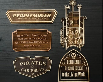 Réplicas en miniatura de los carteles de las atracciones de Disneyland