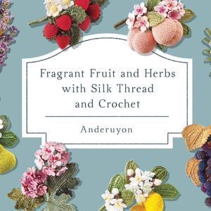Può includere: Una copertina di libro che presenta una varietà di disegni di frutta e fiori all'uncinetto, tra cui lavanda, camomilla, fragole, limoni e molto altro. Il titolo del libro è "Fragrant Fruit and Herbs with Silk Thread and Crochet" di Anderuyon. Il libro include 20 modelli di spille e corsaggi basati su frutta e erbe. Sono inclusi diagrammi all'uncinetto e foto del processo.