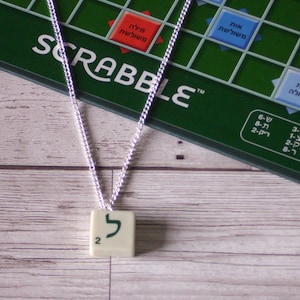 Collar de Scrabble® hebreo, collar Aleph Bet, joyería con iniciales hebreas, hecho en el Reino Unido, selección de letras y estilos de collar, regalo para ella/él