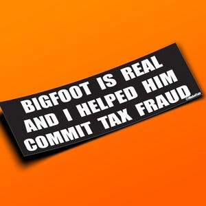 Bigfoot è reale e l'ho aiutato a commettere una frode fiscale - Adesivo per paraurti o magnete 10" x 3" - Impermeabile - Resistente ai raggi UV/graffi