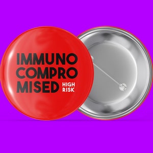 Könnte beinhalten: Roter Knopf mit dem Text "Immunsupprimiert Hohes Risiko" in schwarzen Buchstaben.