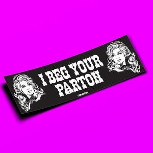 I Beg Your Parton - Dolly - Adesivo per paraurti o magnete 10" x 3" - Impermeabile - Resistente ai raggi UV/graffi