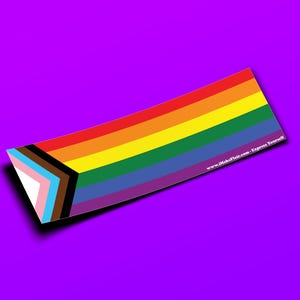 Progress Pride Rainbow LGBTQ - Adesivo per paraurti o magnete 10" x 3" - Impermeabile - Resistente ai raggi UV/graffi