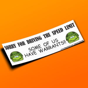 Mi dispiace per aver superato il limite di velocità, alcuni di noi hanno dei mandati - Adesivo per paraurti o magnete 10" x 3" - Impermeabile - Resistente ai raggi UV/graffi