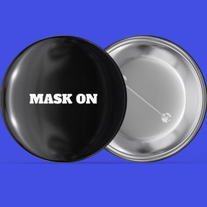 Mask On - Épinglette faite main dans le dos