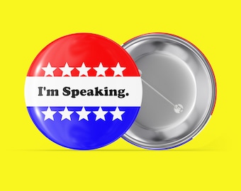 以下が含まれることがあります： 赤、白、青のボタンで、黒い文字で「I'm Speaking.」と書かれています。ボタンの裏側は銀色です。