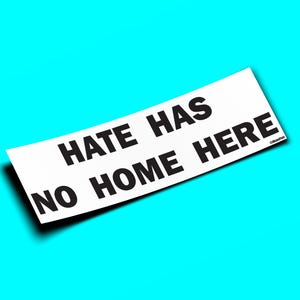 L'odio non ha casa qui - Sfondo bianco - Adesivo per paraurti o magnete 10" x 3" - Impermeabile - Resistente ai raggi UV/graffi