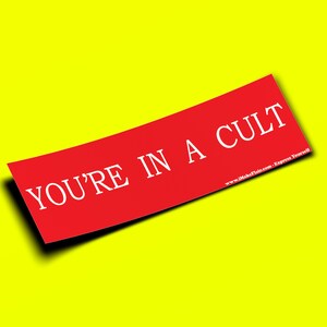 You're In A Cult - Parodia MAGA - Adesivo per paraurti o magnete 10" x 3" - Impermeabile - Resistente ai raggi UV/graffi